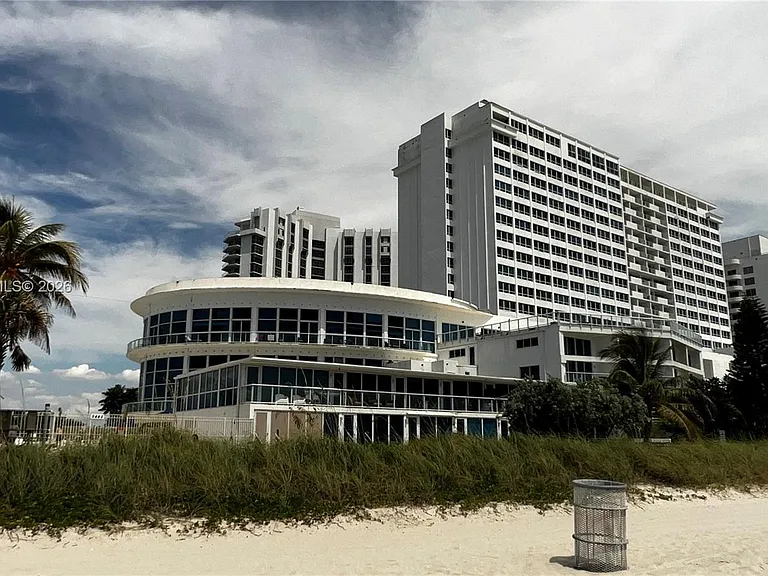 5445 Collins Ave #L3 — Photo 35