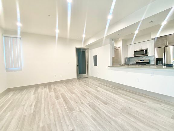 4th image of 4849 Oakwood Ave #214