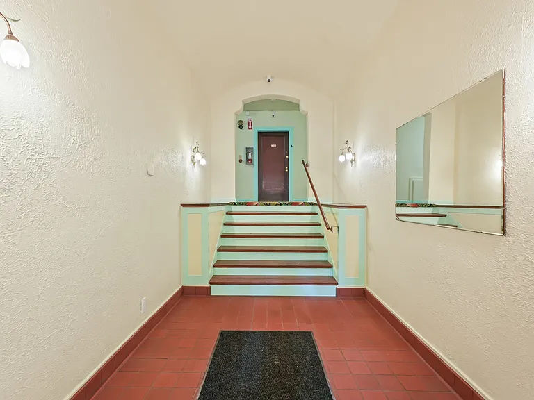 The Glenden Apartments — Photo 17