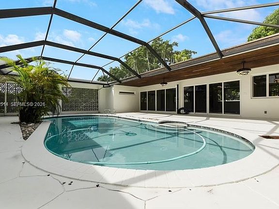 2nd image of 4731 Pierce St