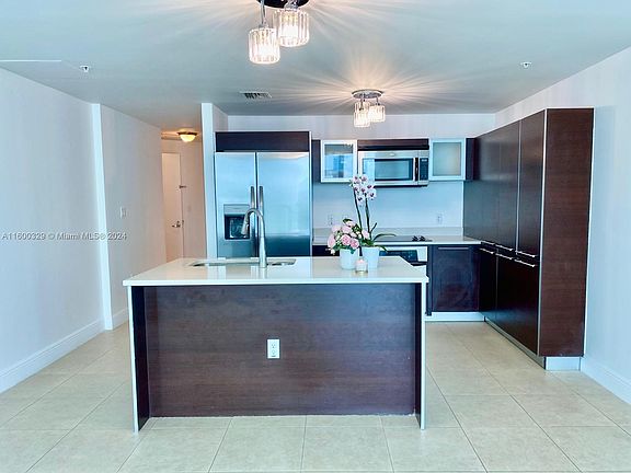 3rd image of 1900 N Bayshore Dr APT 3006