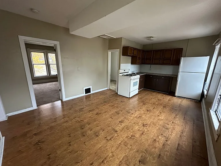 137 Park St — Photo 3
