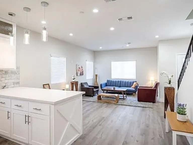 6841 Radford Ave — Photo 3
