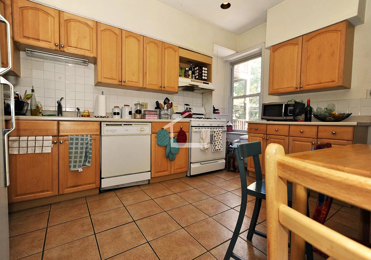 Giant 4 Bed 2 Bath with Parking for Rent — Photo 1
