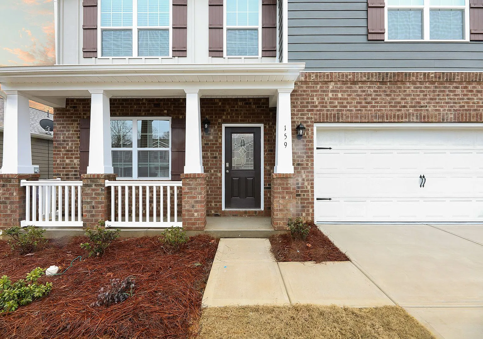 Spacious 4-Bedroom Home with Large Private Backyard in Calvin Creek — Photo 2