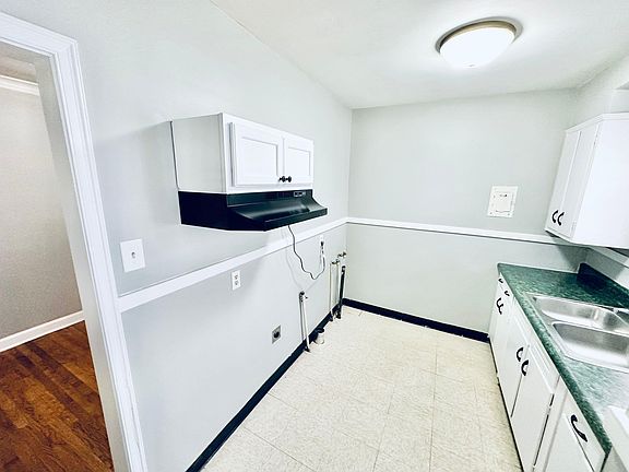 3rd image of 3324 Rosamond Ave