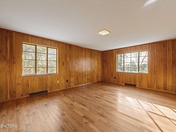3rd image of 683 Webster Rd