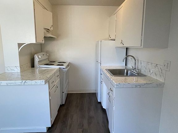 3rd image of 929 Tamarack Ln APT 4