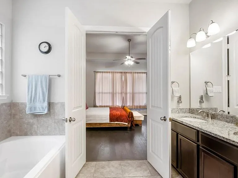 5231 Pickford Grv — Photo 15