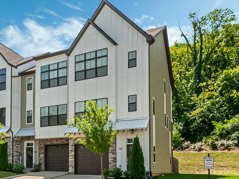 207 Stonecrest Cir — Photo 3
