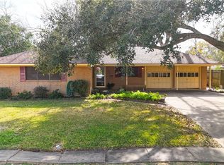 907 Peach St, El Campo, TX 77437