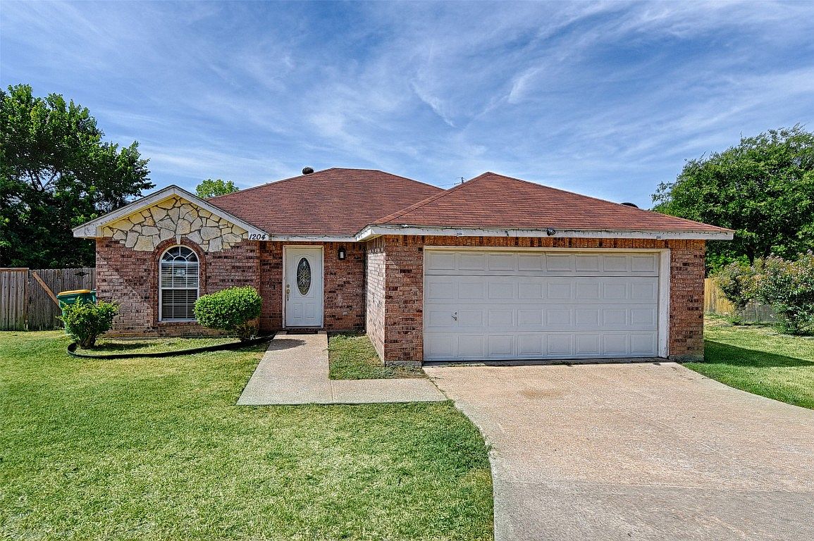 1534 Legacy Dr, Cedar Hill, TX 75104