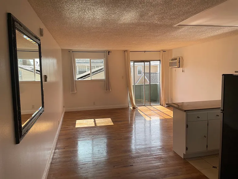 439 South Hobart Apartments — Photo 1