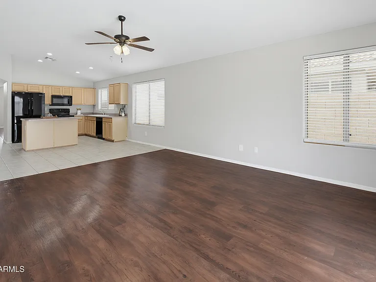 543 W Grovers Ave — Photo 7