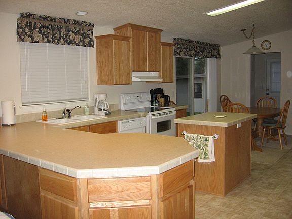 Lots of kitchen cabinets