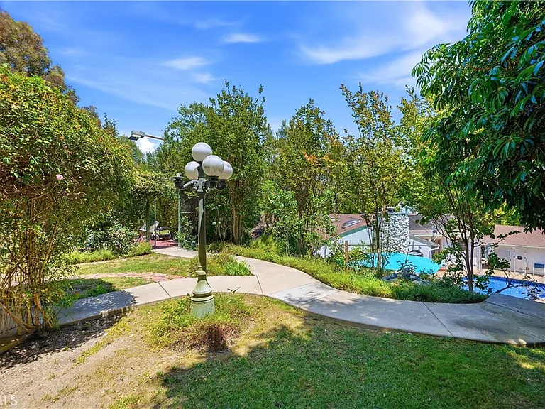 18000 Karen Dr — Photo 55