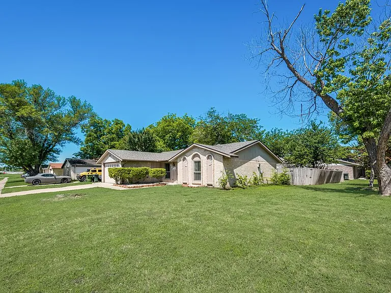 901 Hudson Dr — Photo 3