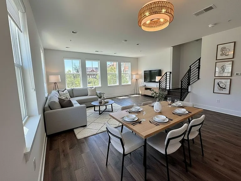 1228 Wynton Pl NE — Photo 2