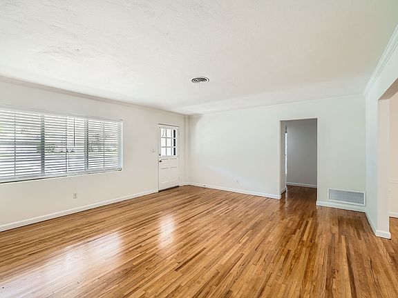 4th image of 425 Balmoral Rd