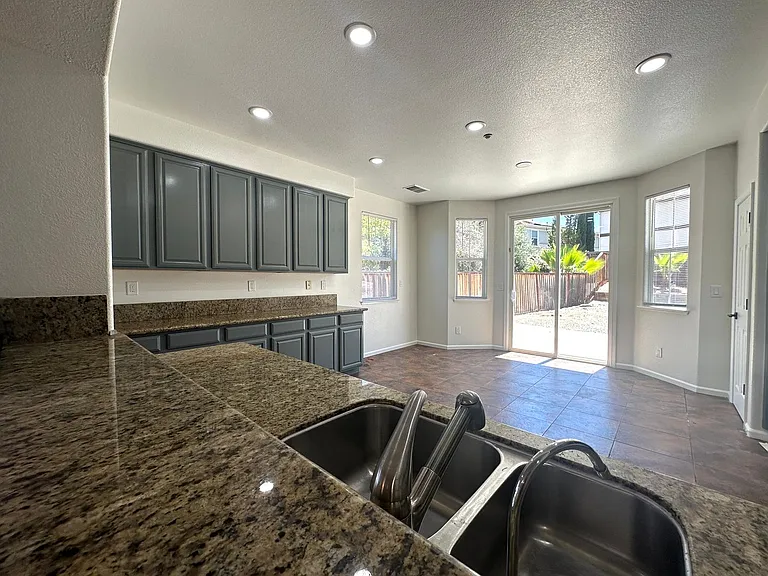 2608 Saint Andrews Dr — Photo 12