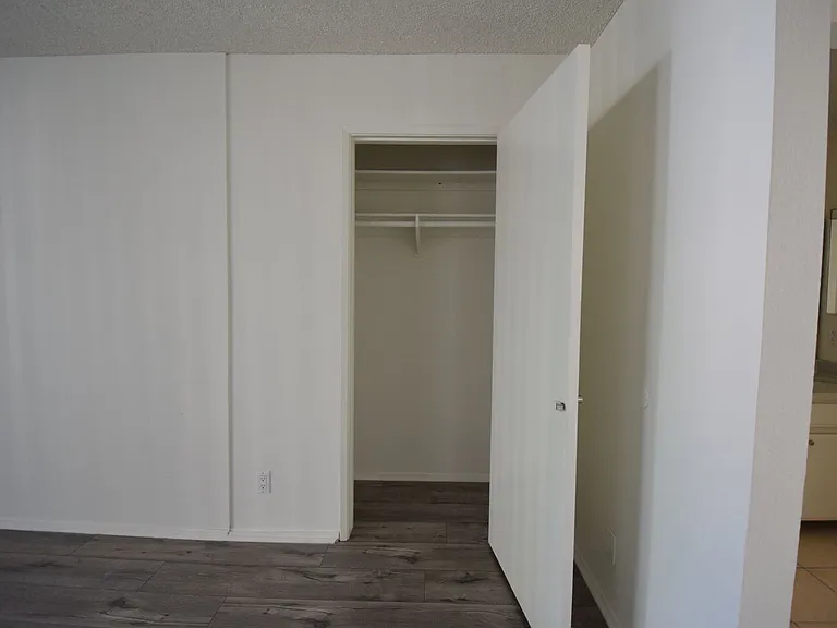 6115 Whitsett Ave — Photo 13
