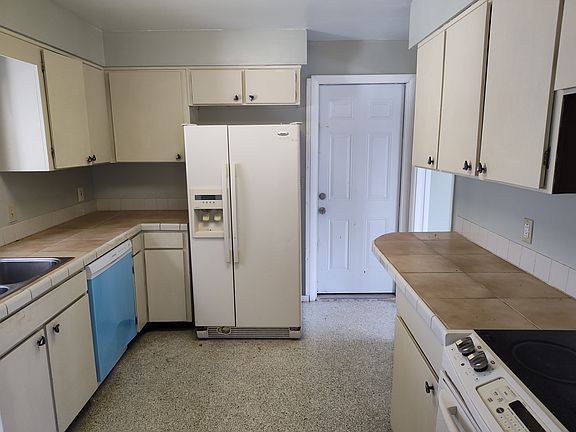5th image of 415 Auburn Dr APT 1