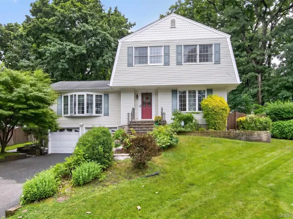 8 Tuscan Court, Huntington, NY 11746