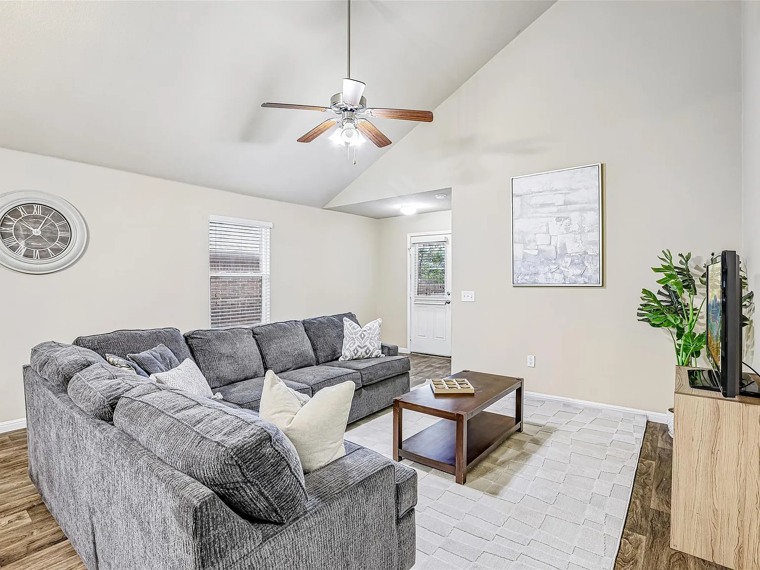 4 bed, 2.0 bath, 1908 sqft, $2,250 — Photo 3