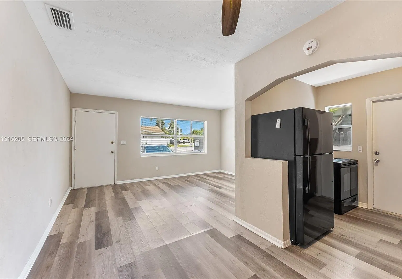 2 bed, 1.0 bath, 1984 sqft, $2,300 — Photo 3