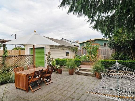 Detached garage