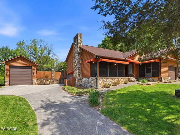 2nd image of 802 Oxford Hills Dr