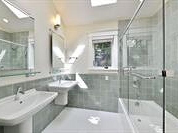 5th image of 121 Fulton St