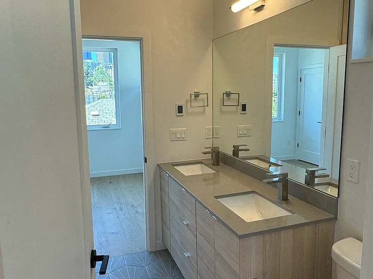 Large bathroom - Jack n Jill entry