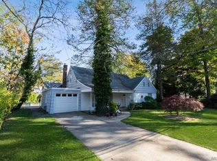 11 Chadwick Rd, Great Neck, NY 11023