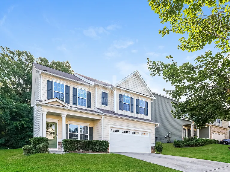 918 Pine Ln — Photo 1