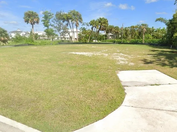 961 San Carlos Ct, Fort Myers Beach, FL 33931