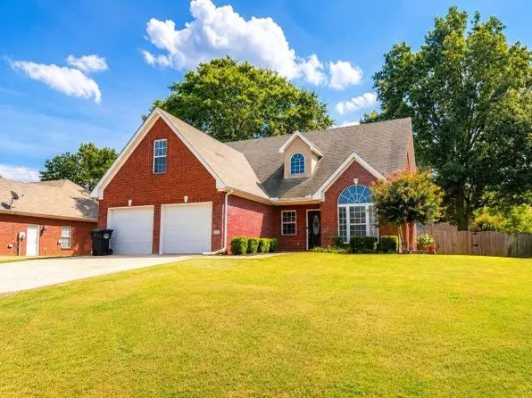 1912 Pleasant Dr, Muscle Shoals, AL 35661