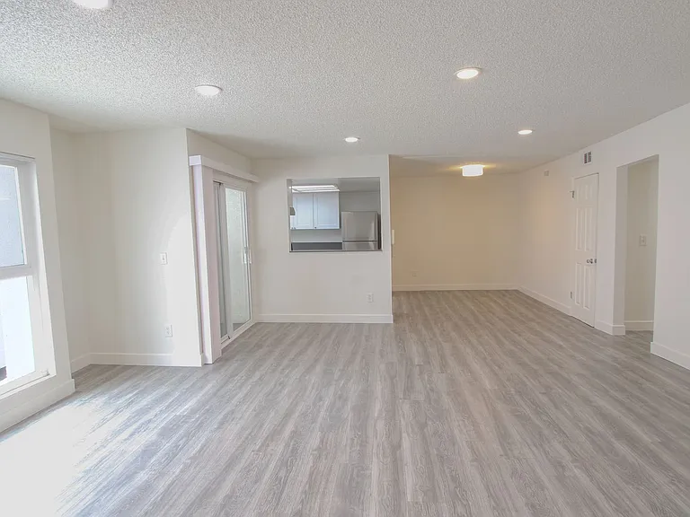 328 E Providencia Ave — Photo 12