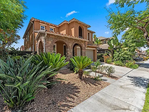 10449 Monterey Ridge Dr — Photo 2