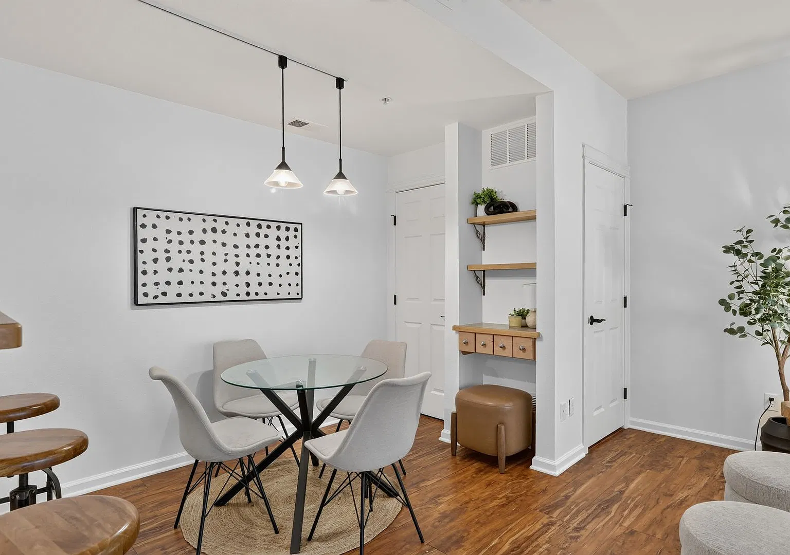 Bright & Modern 2 Bed / 2 Bath Condo — Photo 4