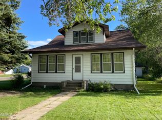 812 4th St N, Carrington, ND 58421