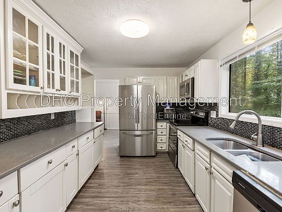 4th image of 652 Bantry Ln