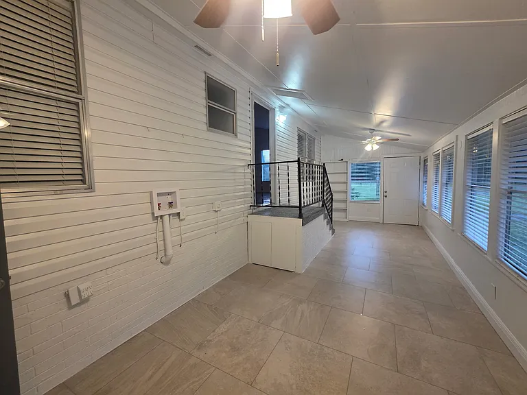 1051 Hawthorn St — Photo 11