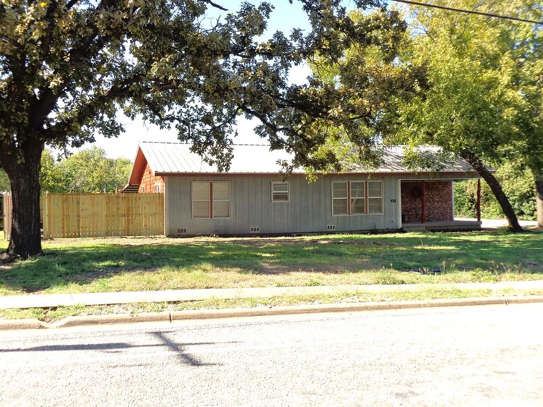 4 bed, 2.0 bath, 2010 sqft, $2,200 — Photo 1