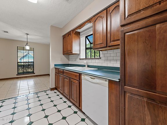 2nd image of 405 Saint Augustine Ave
