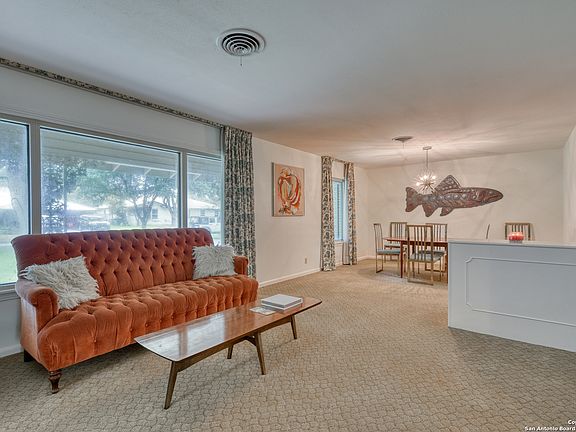 3rd image of 207 FIVE OAKS DR