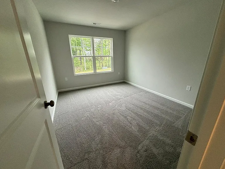 Generous guest room 2