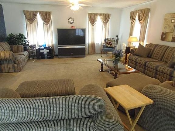 3rd image of 4001 Hillcrest Dr