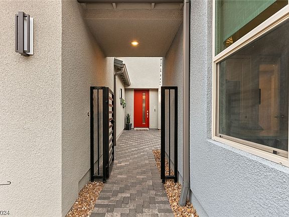 3rd image of 867 Skyline Canyon St