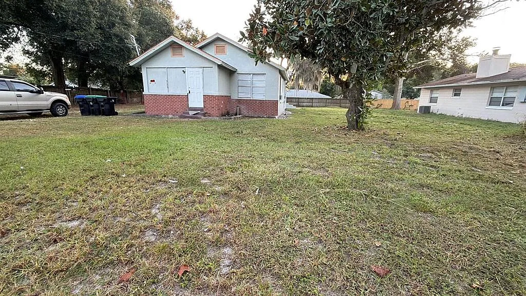 6 bed, 2.0 bath, 3000 sqft, $2,500 — Photo 2